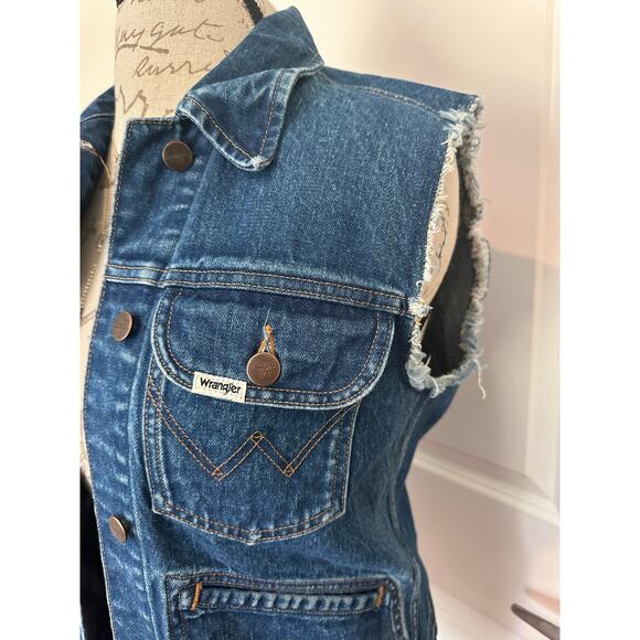 Wrangler Women's sz S Denim Cutoff Sleeve Vest Boho Western Coastal Cowgirl Rock - Picture 3 of 8